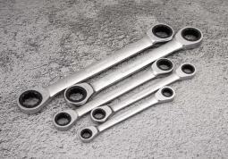 KLUCZ OCZKOWY DWUSTRONNY Z GRZECHOTKĄ JEDNOKIERUNKOWĄ 72 ZĘBY 230 x 17mm x 19mm King Tony 37361719M