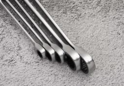 KLUCZ OCZKOWY DWUSTRONNY Z GRZECHOTKĄ JEDNOKIERUNKOWĄ 72 ZĘBY 230 x 17mm x 19mm King Tony 37361719M
